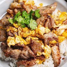 ข้าวหมูกระเทียมผัดไข่