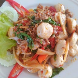 ผัดขี้เมามาม่าใส่หมูยอใส่้กรอกเด็ดโครตๆ