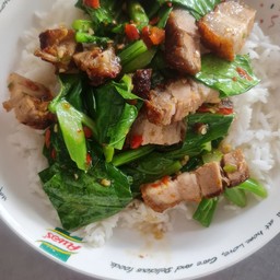 คะน้าหมูกรอบ