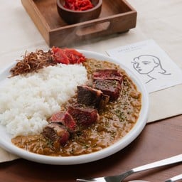 ข้าวแกงกะหรี่สเต็กเนื้อเต๋า