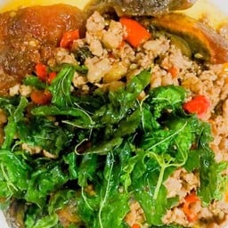 ไข่เยี่ยวม้ากะเพรากรอบราดข้าว