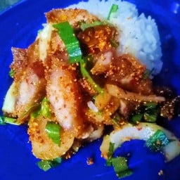 ข้าวหมูกรอบน้ำตก