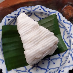 เค้กมะพร้าวอ่อนข้าวกล้อง แถมฟรีน้ำโอเลี้ยงหรือน้ำมะเฟือง