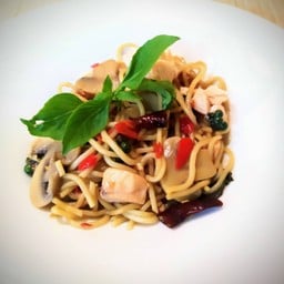 สปาเก็ตตี้พริกแห้งผัดแซลมอน