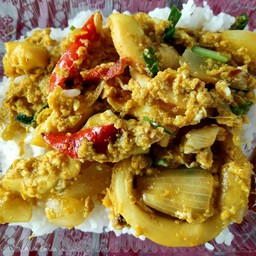 ปลาหมึกผัดผงกะหรี่ไข่ข้น