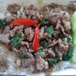 ผัดกระเพราเนื้อราดข้าว