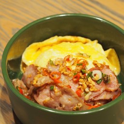 ข้าวหน้าเบค่อนผัดพริกเกลือไข่ข้น