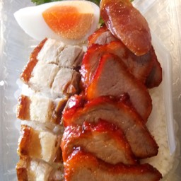 ข้าวหมูกรอบ+หมูแดง