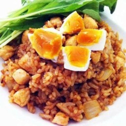 ข้าวผัดพริกเผาไก่นุ่ม+ไข่เค็ม ฟรีน้ำซุป
