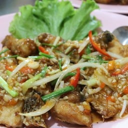 ปลากระพงทอดราดพริก