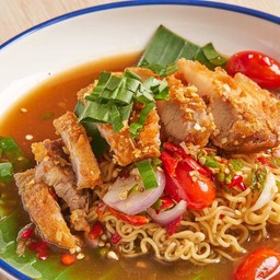 ยำมาม่าสามชั้นทอดกรอบ