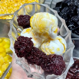 ไอติมกะทิสดไข่แข็ง ข้าวเหนียวดำ