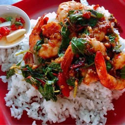 กระเพรากุ้งราดข้าว