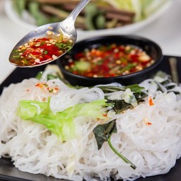 ขนมจีนเส้นสดราดน้ำหรือไม่ราดระบุด้วยนะคะ