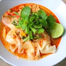 ปากซอยตามสั่ง  ก๋วยเตี๋ยวเกี๊ยวกุ้งต้มยำนมสด