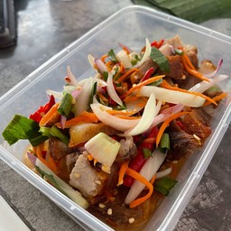 ยำหมูกรอบ