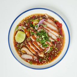 ยำคอหมูทอด(คอหมูแท้ซื้อมาโลละสองร้อยกว่าบาท)