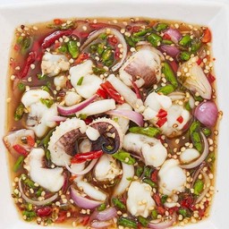 ยำปลาหมึกหนวดใหญ่ปลาร้า