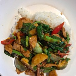 ผัดพริกแกงราดข้าว