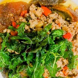 กะเพราไข่เยี่ยวม้า (กับข้าว)