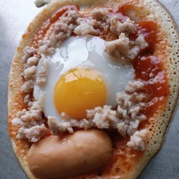 โตเกียวหมูสับ ไส้กรอก ไข่นกกระทา ซอสพิซซ่า