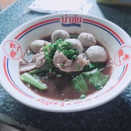 ก๋วยเตี๋ยวนำชัย และ ส้มตำ เจ้น้อย