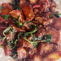 กะเพาเครื่องในไก่