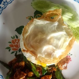 ผัดพริกแกงหมูกรอบราดข้าว