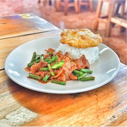ข้าวราดพริกแกงไก่ หรือ หมูชิ้น ไข่ดาว