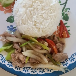 ไก่ผัดพริกอ่อนราดข้าว