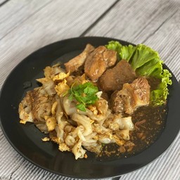 เส้นใหญ่ผัดไข่ ซี่โครงหมูอบ