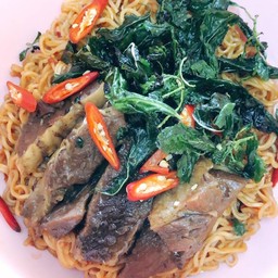 มาม่าเนื้อตุ๋นกระเพรากรอบ