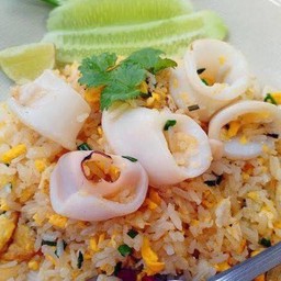 ข้าวผัดปลาหมึก