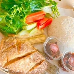 ข้าวหน้าปลาสลิดทอดน้ำพริกรสเด็ด ข้าวหน้าปลาสลิดทอดน้ำพริกรสเด็ด