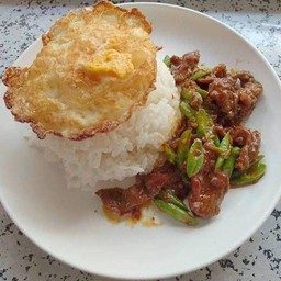 ข้าวราดพริกแกงเนื้อ ไข่ดาว