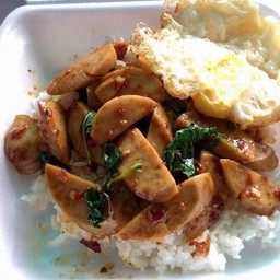 กระเพราหมูยอไข่ดาวราดข้าว