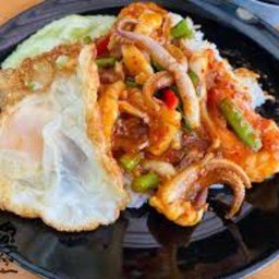 ข้าวราดพริกแกง กุ้งหมึก