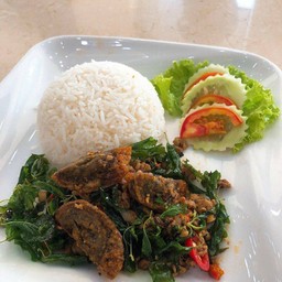 ผัดกระเพราไข่เยี่ยวม้า