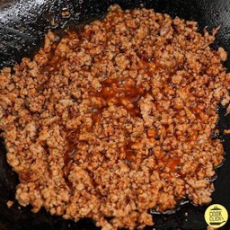 พริกแกงหมูสันนอกสับราดข้าว