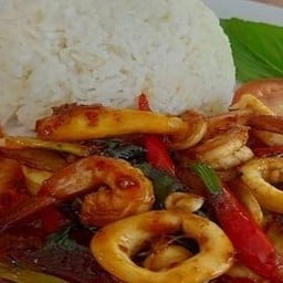 ข้าวปลาหมึกผัดพริกเผา