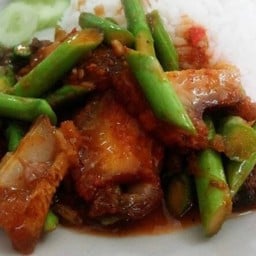 ข้าวผัดพริกแกงหมูกรอบ