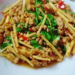 ผัดกระเพาหน่อไม้(กับข้าว)