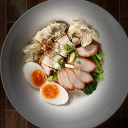 บะหมี่เกี๊ยวแดงกรอบไข่หวาน
