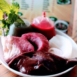 หนุ่ยลาบร้อยเฮ็ด