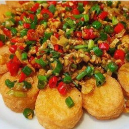 ข้าวราดเต้าหู้ไข่ทอดพริกเกลือ