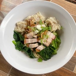 บะหมี่เกี๊ยวหมูกรอบ