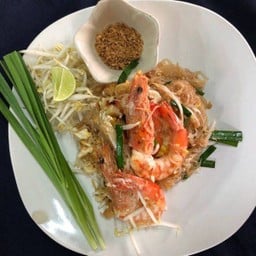 ผัดไทยกุ้งจัมโบ้  Pad thai with Jumbo Prawn