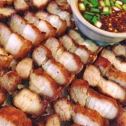 หมูกรอบทอดน้ำจิ้มแจ่ว