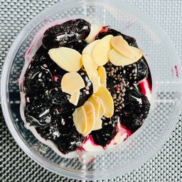 โยเกิร์ตใส่มัลเบอร์รี่ อัลมอนด์ เมล็ดเจีย น้ำผึ้ง