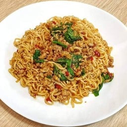 ผัดมาม่ากระเพราหมูสับคั่วพริกแห้ง